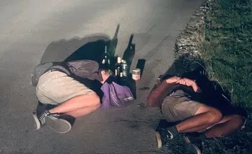 Leto prináša aj takéto kuriozity. Mestská polícia v Nitre riešila mužov spiacich uprostred cesty, takmer ich zrazilo
