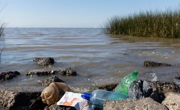 V obľúbenej dovolenkovej destinácii Slovákov more plné fekálií. Vyhlásili zákaz kúpania