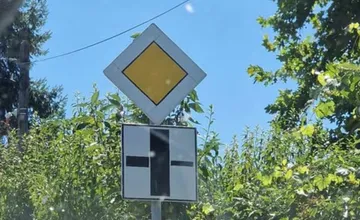 Chaos na Vodnej ulici v Nitre spôsobuje táto značka, niekto si ju podomácky vyrobil a osadil, odbor dopravy zasahuje