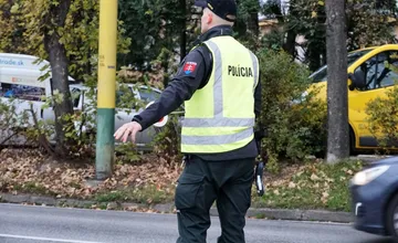 Neďaleko Šale havaroval kamión. Odstraňujú ho z cesty a premávku riadi polícia