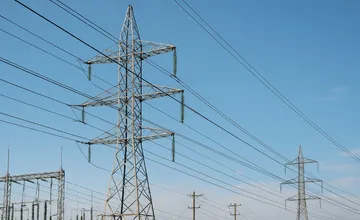 Bez prúdu zostanú stovky domácností v Leviciach, Západoslovenská distribučná zverejnila zoznam ulíc aj hodiny odstávok