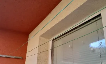 Na Klokočine hádžu výtržníci jogurty aj iné jedlá do okien obyvateľov. To sa budeme takto k sebe správať?, píšu zhrození