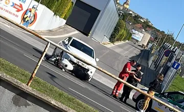 Pri obchodnom centre L&Š v Nitre sa zrazilo osobné auto s motorkou, tvoria sa kolóny