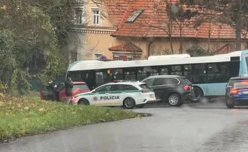 Na Dolnozoborskej v Nitre došlo k nehode, úsek smerom do centra je ťažko prejazdný a tvoria sa kolóny