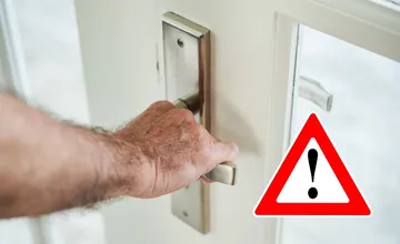 Podvodníci klopú na dvere a chcú ísť dnu, upozorňujú mestá a obce v Nitrianskom kraji. Na toto si dajte dobrý pozor!