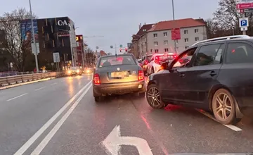 Aj vy ste včera skončili v hodinových zápchach? Nitrania si počas vianočných sviatkov odporúčajú radšej MHD