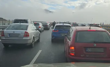 Ľudia stáli k tunelu Višňové v dlhých kolónach, vodiči hlásili hodinové zdržanie