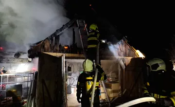 FOTO: Hasiči museli zasahovať pri Leviciach aj počas Štedrého večera, horela prístavba rodinného domu