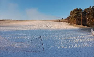 FOTO: Najnižšie položený lyžiarsky svah na Slovensku je konečne zasnežený a otvorený, no zatiaľ len pre sánkarov