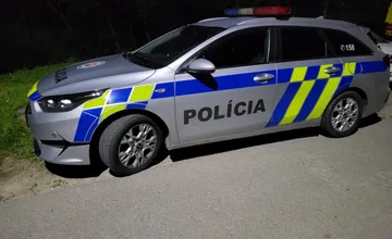 BMW v Nitre jazdilo zo strany na stranu, muži zákona  u vodičky pri kontrole zistili kokaín aj tramadol