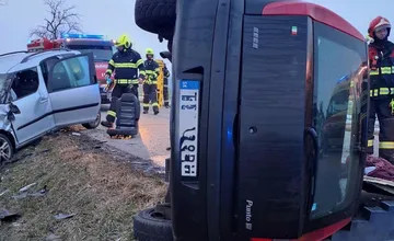 FOTO: Medzi Svätým Petrom a Hurbanovom došlo k vážnej nehode dvoch áut, dve osoby utrpeli ťažké zranenia