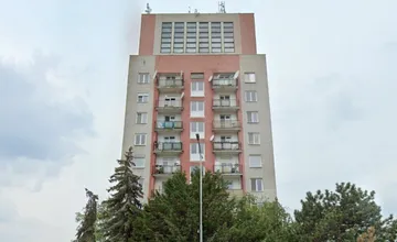 Cudzinku zaujal panelák s nezvyčajnou nadstavbou v Nových Zámkoch. Vyzerá ako telocvičňa, no ide o niečo úplne iné