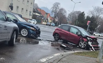 Vodiči sa dnes museli vyhýbať Mlynom. Zrážka dvoch osobných áut tu zastavila križovatku na desiatky minút