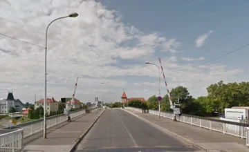 Sklápací most v Komárne sa rozpadá, obyvatelia chodia nad Dunajom po dierach, mnohí majú strach