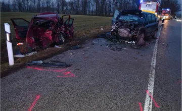 FOTO: Po hrozivej čelnej zrážke pri Nitre skončili v nemocnici traja ľudia, z áut ostali len kusy plechov