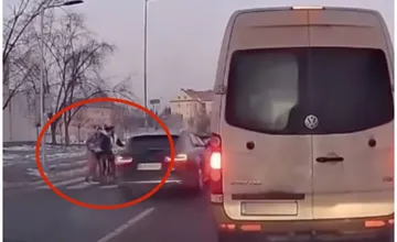 VIDEO: Hrdinský čin policajta Miloša z Nových Zámkov, ktorý zachránil deti, má pokračovanie. Polícia ho ocenila
