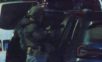 Pri Nitre zasahovali v noci policajné zložky aj kukláči, otec v rukojemníckej dráme hodiny zadržiaval deti v dome