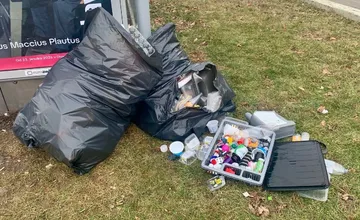 FOTO: Nitrianski policajti vypátrali muža, ktorý znečistil zastávku MHD. Pomohol im kamerový záznam