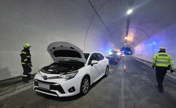 Problémy v novom tuneli spôsobujú ľudia. Ako ním jazdiť, čo robiť v prípade nehody a kedy treba opustiť auto?