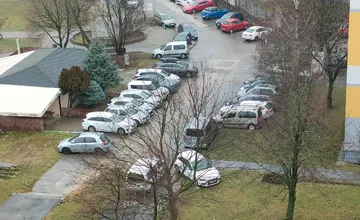 Divoké parkovanie v Klokočine rozdelilo sídlisko. Vodiči stoja priamo na trávniku, obyvatelia ich fotia z okna