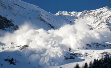 Lavína v Alpách zasiahla skupinu zo Slovenska, 53-ročný muž zahynul, ďalší je zranený