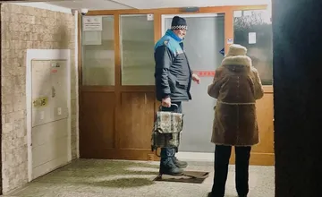 Dezorientovaná 85-ročná seniorka blúdila v noci po Chrenovej, pomohla jej až mestská polícia