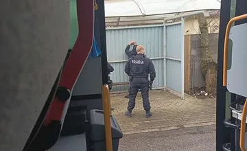 Policajti zastavili autobus smerujúci zo Šale do Nitry, mladé dievča mal obťažovať iný cestujúci, privolala si pomoc