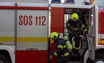 Požiar uzavrel cestu medzi Hontianskou Vrbicou a Mýtnymi Ludanmi pri Leviciach, zasahovali tu hasiči aj policajti