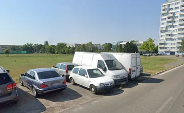 Autovraky v uliciach Nitry zaberajú miesta, niektorí obyvatelia majú takýchto aj päť a mesto si s tým nevie dať rady