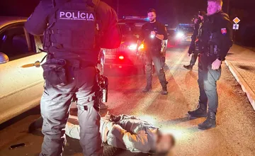 Zdrogovanému vodičovi riskantný útek pred políciou pri Nitre poriadne zavaril, skončil bez vodičáku a v putách