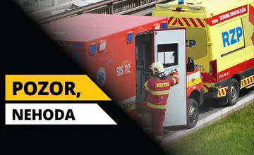 V Nitrianskom kraji od rána komplikujú dopravu hneď dve udalosti, kamión vo Vlčanoch úplne uzatvoril cestu