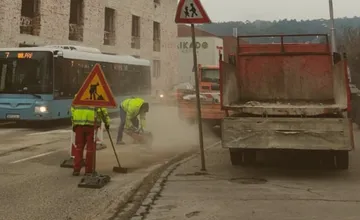 Nitra po zime opravuje cesty, po mrazoch začali veľké rekonštrukcie, pracuje sa aj v noci