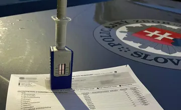 Ďalšia nebezpečná jazda po Nových Zámkoch: Vodič lietal zo strany na stranu, v sebe mal štyri rôzne drogy