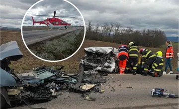 FOTO: Pri Leviciach došlo k hrozivej čelnej zrážke dvoch áut, cestu uzavreli a hlásia aj niekoľko zranených