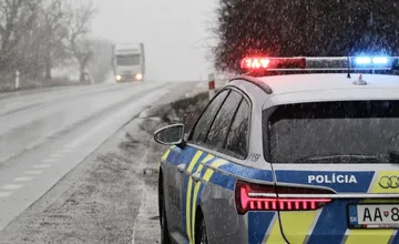 V Komárne sa zrazili dva kamióny, pri Kalnej havarovalo auto, situáciu na cestách v kraji komplikuje sneženie