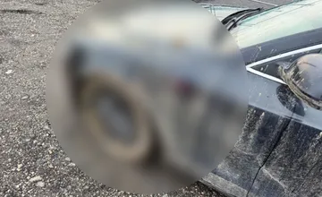 FOTO: Takúto zablatenú Audi A5 ste ešte nevideli, vodič si však na pumpe v Zámkoch narobil problémy z iného dôvodu