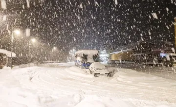 Na Nitriansky kraj sa valí silná snehová kalamita, platia aj výstrahy pred závejmi