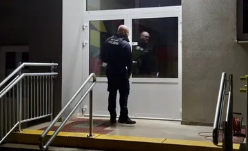Starostliví obyvatelia bytovky v Nitre mali strach o susedovo zdravie, počuli búchanie a zavolali mestskú políciu