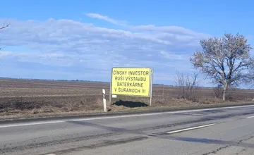 VIDEO: Pred Šuranmi pribudli žlté billboardy o rušení výstavby baterkárne, obyvatelia riešia, čo to má znamenať