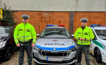 Nitrianski policajti pomohli vodičovi po dopravnej nehode, poslal im poďakovanie a ocenil príjemné vystupovanie