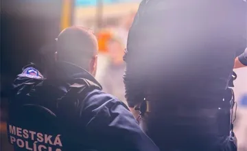 Dezorientovaná žena so sadrou na nohe a bosá stála pri pumpe v Nitre, ťažko komunikovala a mala pri sebe iba lieky