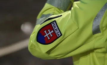 Agresia na policajnom oddelení v Šali? Policajtovi, ktorý mal napadnúť podozrivého, hrozí až 10 rokov za mrežami