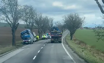 VIDEO: Vodiči, pozor. Za Chrabranmi skončil mimo cesty kamión, na mieste je už polícia