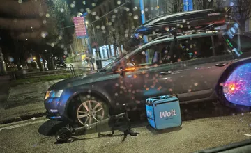 FOTO: Na Mostnej ulici v Nitre zrazilo auto kolobežkárku na priechode, nehodu vyšetruje polícia