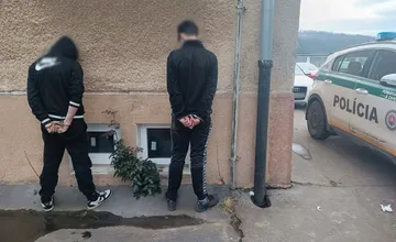 FOTO: Policajti z Tlmáč chytili mladíkov priamo pri čine, jeden mal na hlave kuklu a vo vreckách drogy