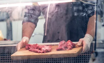 Dôchodca z Nitry sa posťažoval na veľké reťazce, dôvodom bolo mäso. Na jeho sťažnosť zareagovala aj predavačka