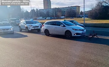 Na kruhovom objazde v Nitre došlo k zrážke cyklistu a osobného auta, skončil v nemocnici