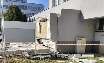 FOTO: V Komárne sa zrútila časť strechy klientskeho centra, 51-ročný muž zomrel a jeden zo zranených bojuje o život