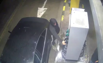 FOTO: Muž natankoval na pumpe a odišiel bez zaplatenia, polícia zo Šale potrebuje pomoc pri jeho stotožnení