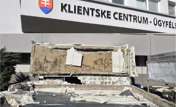 Klientske centrum v Komárne museli po tragédii zatvoriť až do piatku. Kde si teraz vybavíte doklady?